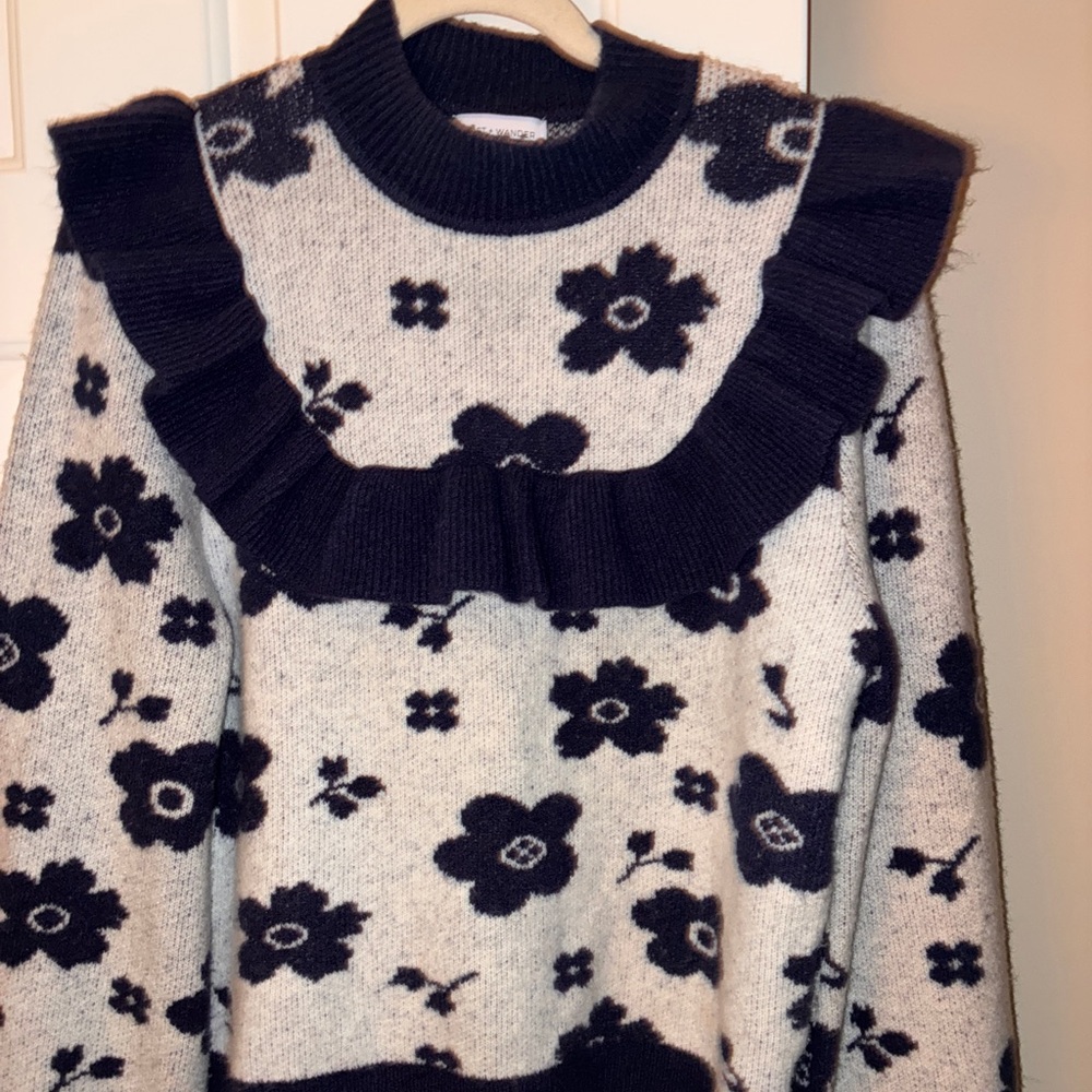 Lost + Wander Floral Mock Neck Sweater - Navy
Sz M/L EUC